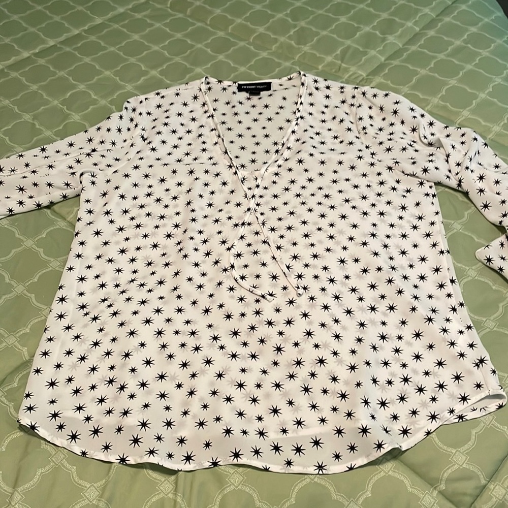 Fifteen Twenty star print v neck top with ties, ruffle sleeves. M.  Dry cleaned